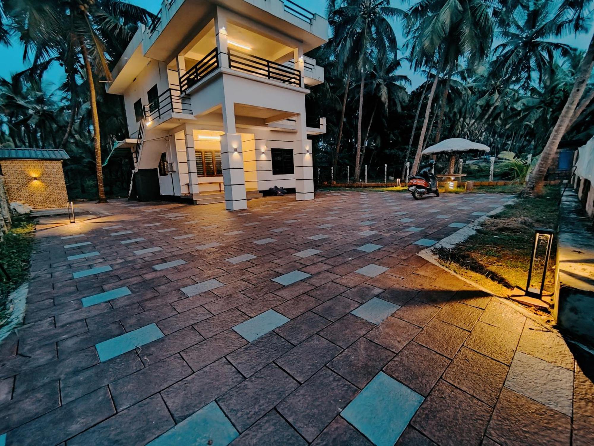 Corniche Beach Resort Mulappilangad Room photo